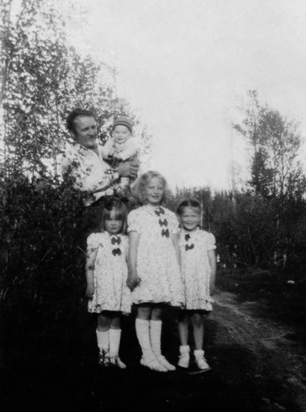 Holger Abrahamsson med sina fyra barn i Brännåk...
