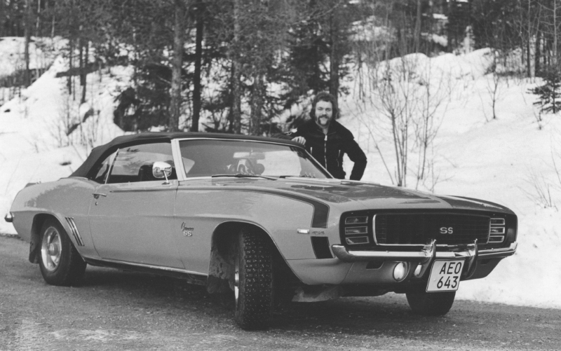 Vykortsbild med Sten-Erik Eneröd och hans bil.