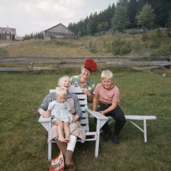 Betty Jonsson med barnbarn i Fianberg.
