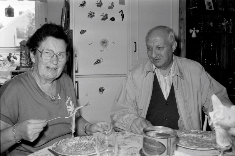 Tyra Hansson och Kjell Persson äter surströmming.