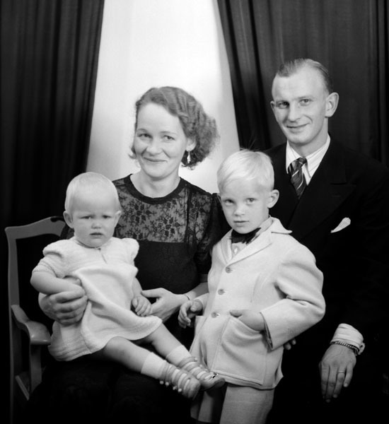 Ateljéfotografi av Åke Norén med familj,