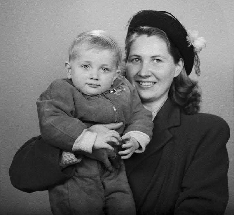 Ateljéfotografi av Svea Nilsson med sin