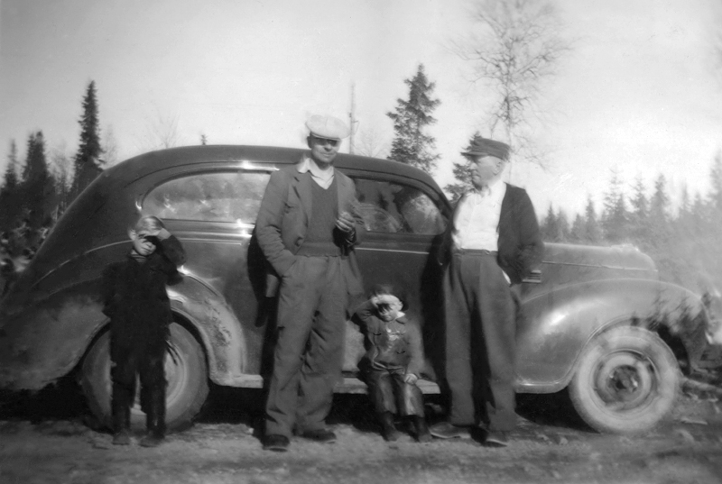 Gunnar, Elof och småpojka framför finbilen.