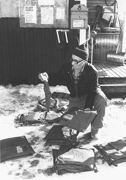 Johan Näslund i Grytsjö, sorterar postväskor.