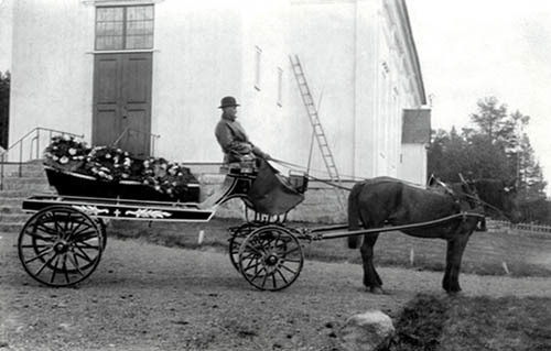 Åkaren Johan Arvid Åberg med sin häst och vagn.