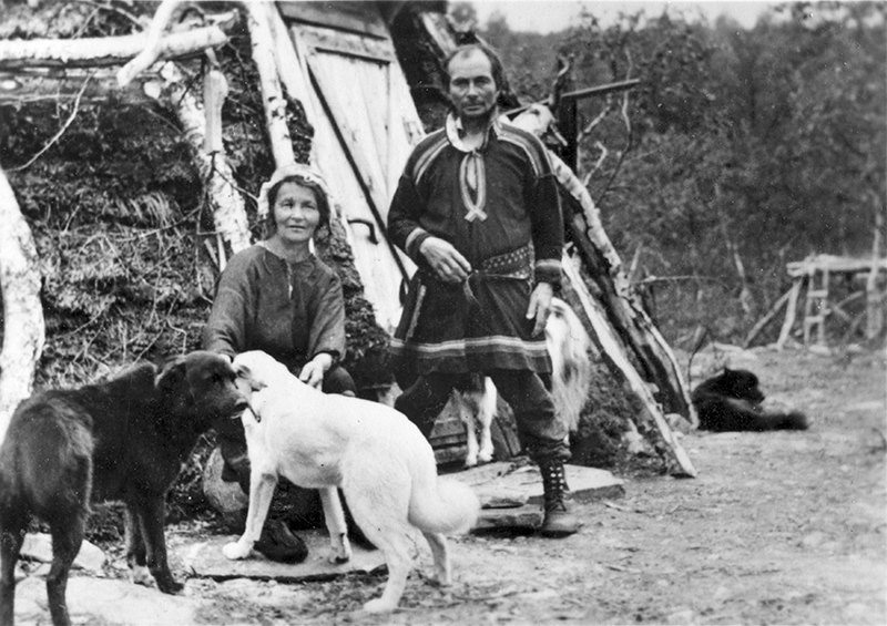Anders & Elli Maria Baer med två av sina hundar.