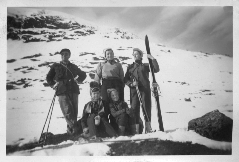 Familjen Holmgren på skidtur i fjällen.