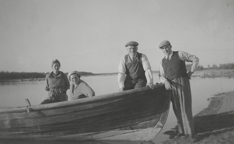 Axel, Andrietta och Gottfrid Hellgren vid båten.