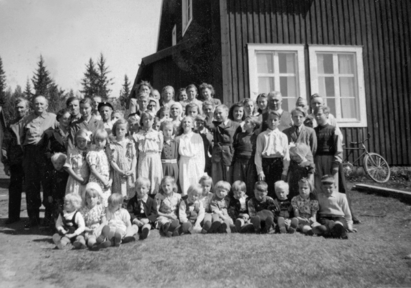 Skolfoto vid skolan i Ulvoberg,vet inte vilket år.