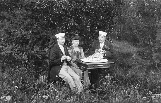 Oskar Hellgren är på picknick med sin syster 