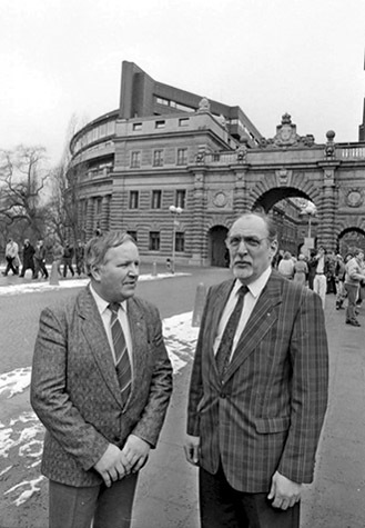Ture Ångqvist och Lars Ulander vid Riksdagshuset.