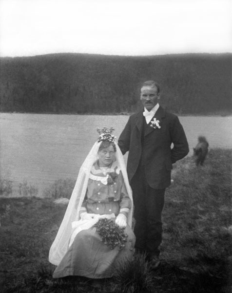 Foto av brudparet Konrad och Emelie Adamsson.