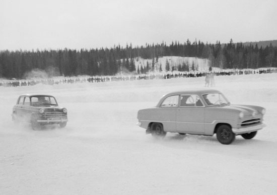 Motortävlingar/ isbanetävling på Malgomaj