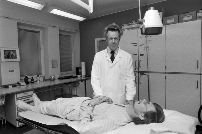 Doktor Hermansson med en patient.