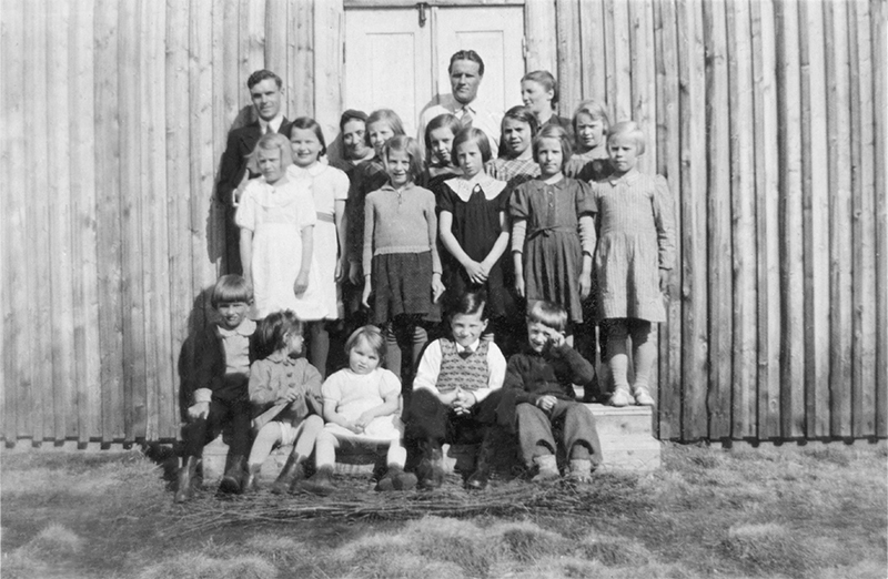 Barn vid pingstkapellet i Skog.