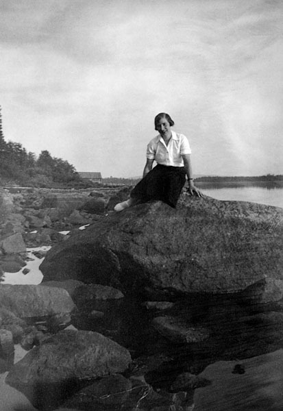 Bild av okänd kvinna på sten.