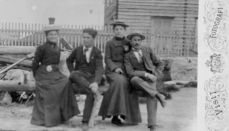 Fotografi av fyra finklädda ungdomar.