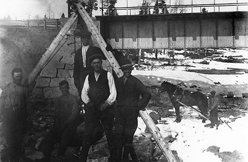 Järnvägs och landsvägsbron i Meselefors 1916.