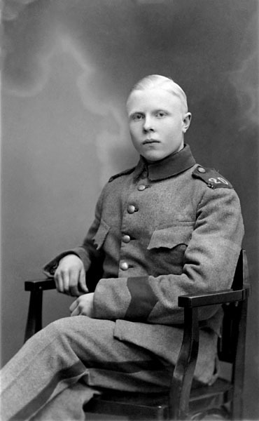 Viktor var son till Johan Emil och Agata Jonsson. 