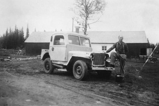 Alexander Johansson med sin Willys jeep.