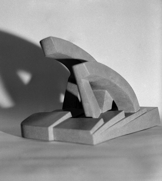 En geometrisk träskulptur gjord av Ova Malmqvist.