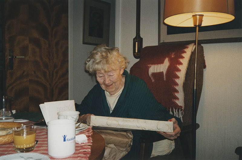 Rut öppnar presenter på sin 80-årsdag 1995.