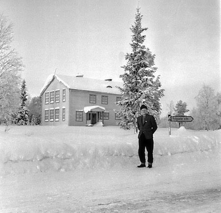 Johan Olofsson, framför Aronsjökullarnas skola