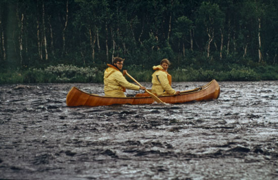Okänd  man och kvinna på kanotutflykt 