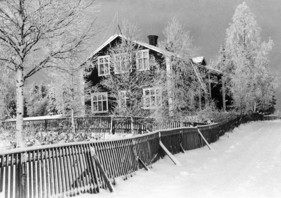 Skolhuset från byavägen i Skansholm.