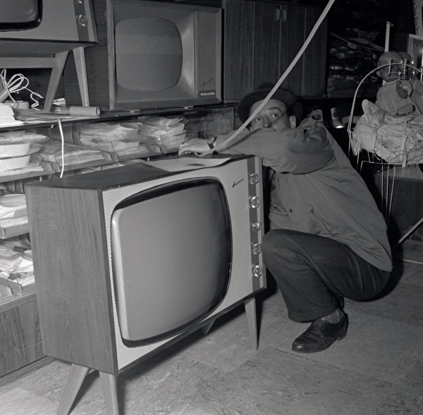 Erik Åström lagar en TV.