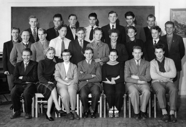 Gruppfoto av skolelever och lärare.