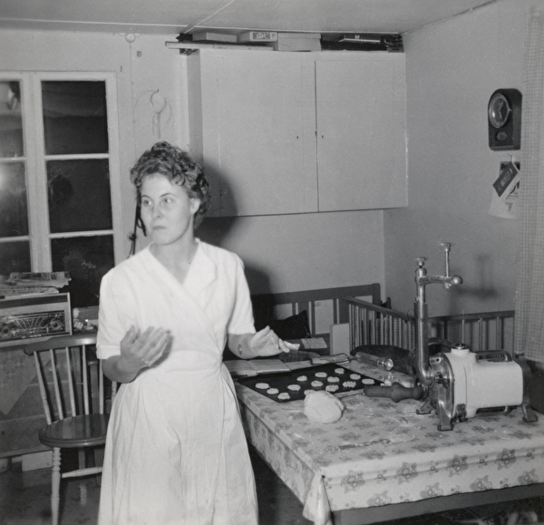 Effie Larsson bakar kakor. 1959-12-23.