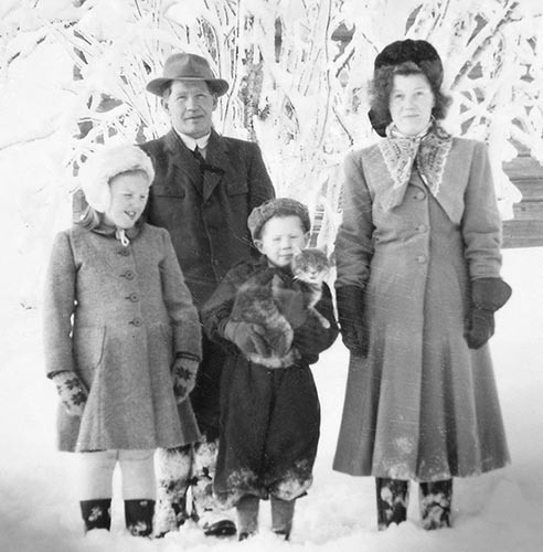 Östen  och Elvira Jonsson med sina barn.