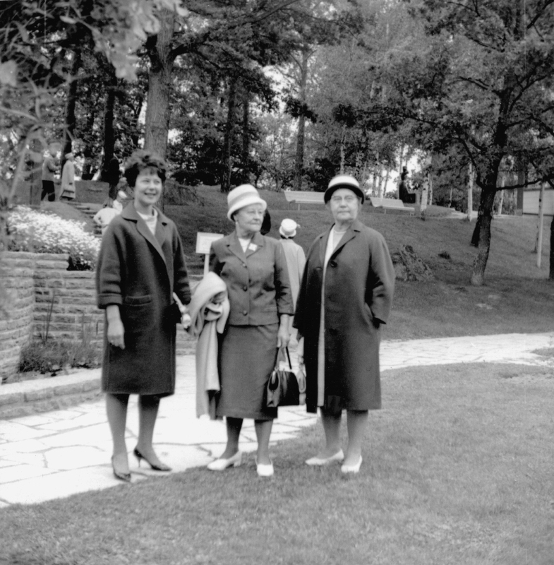 Tre damer på besök i Folkparken,