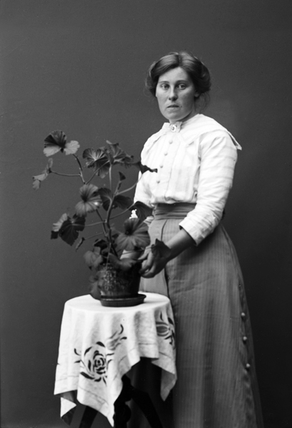 Ateljéfoto av en okänd kvinna.