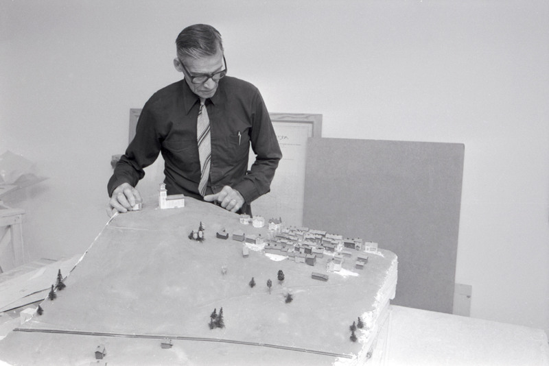 Karl  Lundmark med ett modellbygge.
