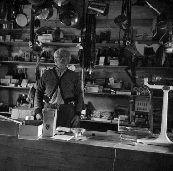 Lars Estesen i sin affär i Kroken, 1946.