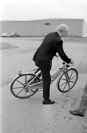 Biskopen på plastcykeln, 1984.