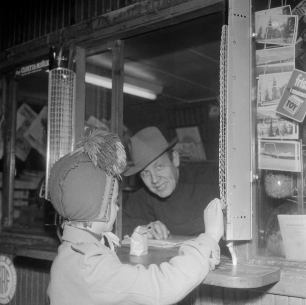 Barn köper godis i Gustav Danielssons kiosk.