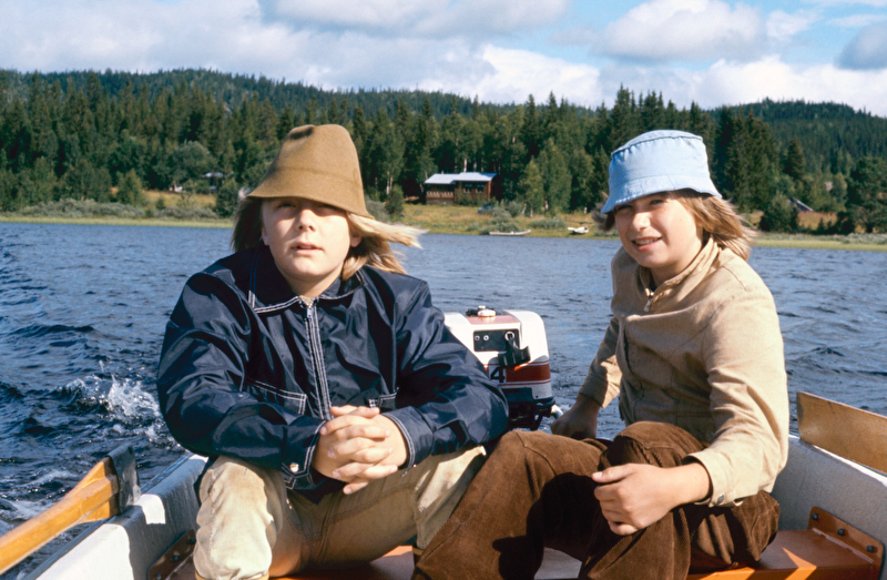 Ulf och Tomas åker båt i Kroksjö.