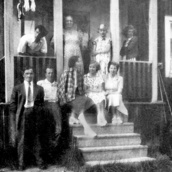 Familjeporträtt på familjen Nygrens farstukvist