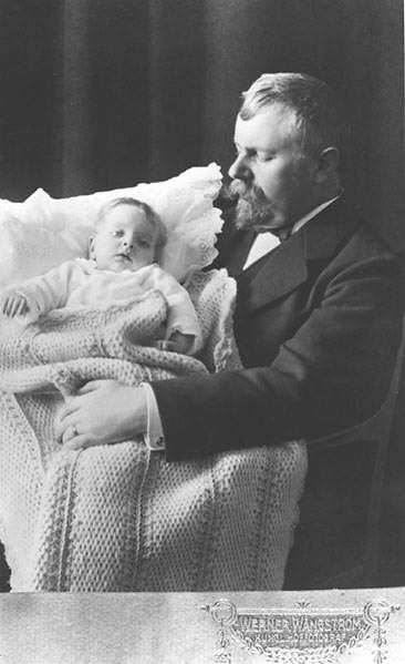 Leonard Ödmark med ett av sina barn.