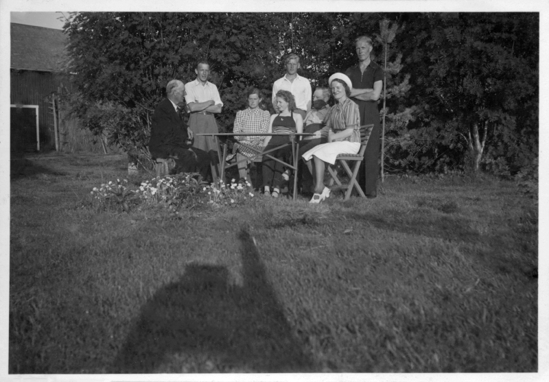 Familjen Stenmark med bekanta midsommar 1941.