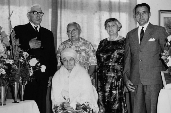 Mor Anna på sin 95-årsdag, med sina fyra 