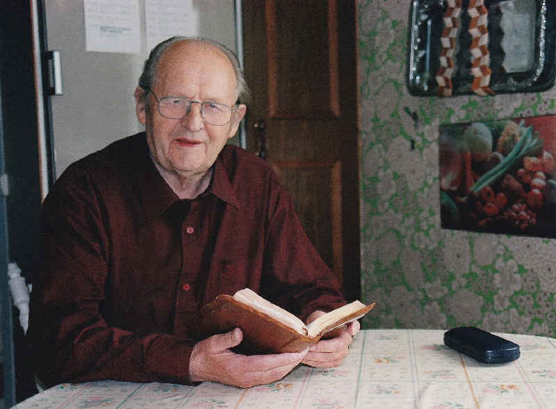 Arne Åsbringer läser bibeln.