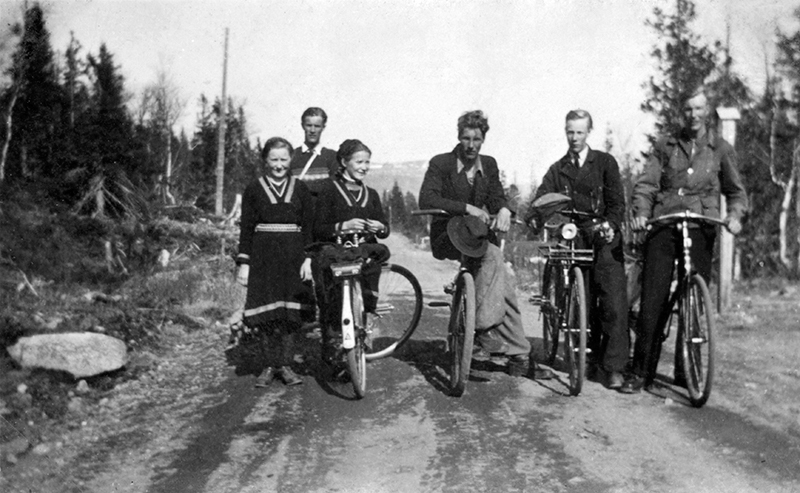 Ungdomar på cykeltur.
