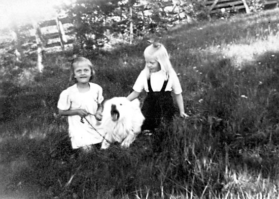 Kusinerna  Märta och Signhild med hunden Lorry.