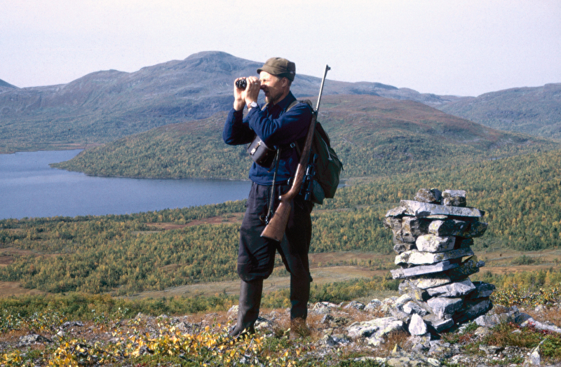 Herman Grönlund kikar över fjället.