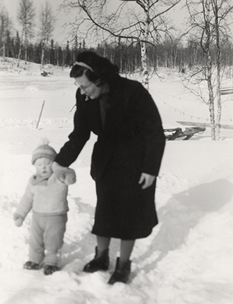 Göran Larsson med mamma Julia Larsson. En dag i...