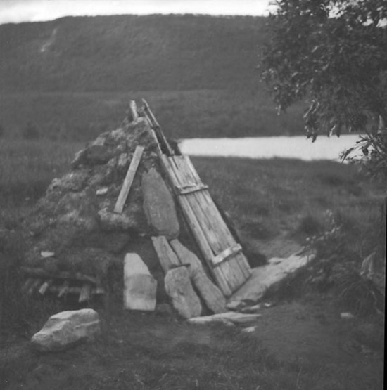 Kåta över vattenkälla i Brattås, 1942.